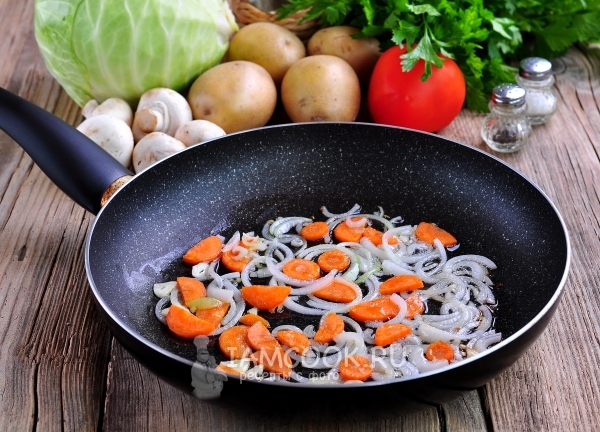 Обжарить лук с морковью