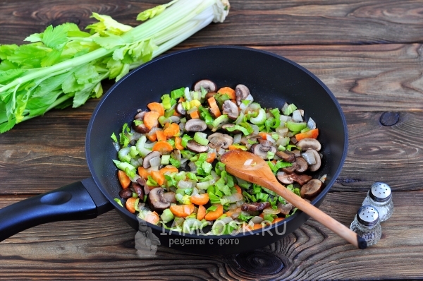 Положить сельдерей