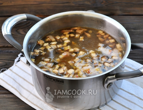 Положить зажарку в суп