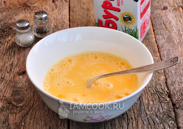 Взбить яйца с молоком