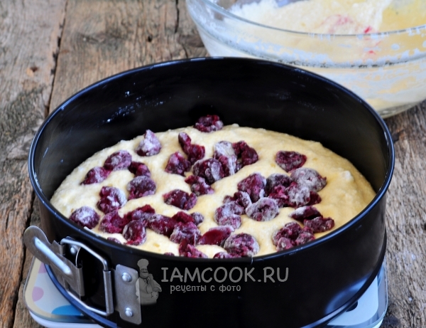 Положить на тесто вишню