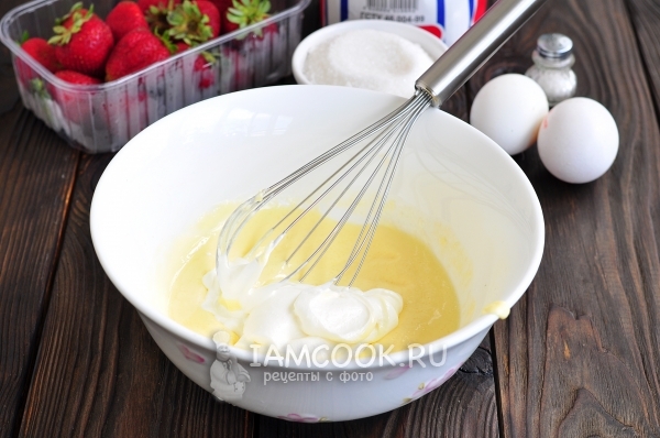 Положить сметану