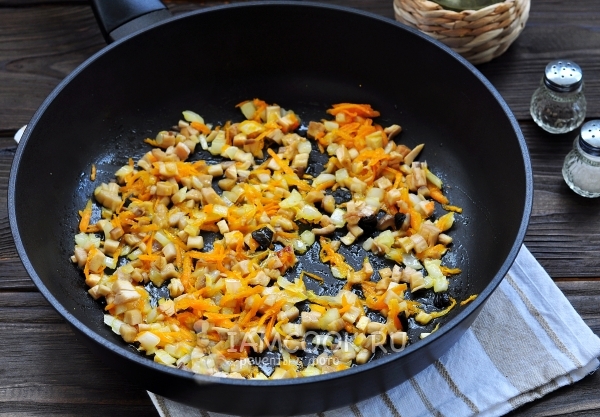 Положить грибы