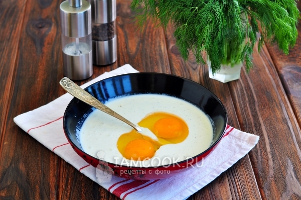 Соединить сливки с яйцами