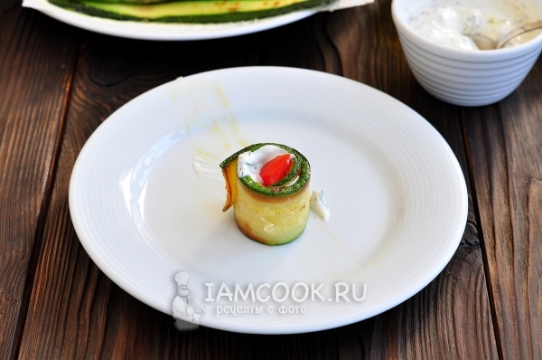 Свернуть кабачок рулетом