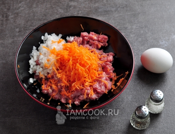 Добавить лук и морковь