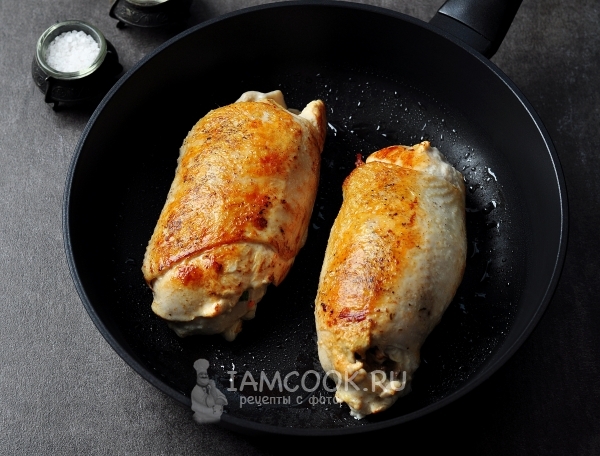 Обжарить куриный рулет