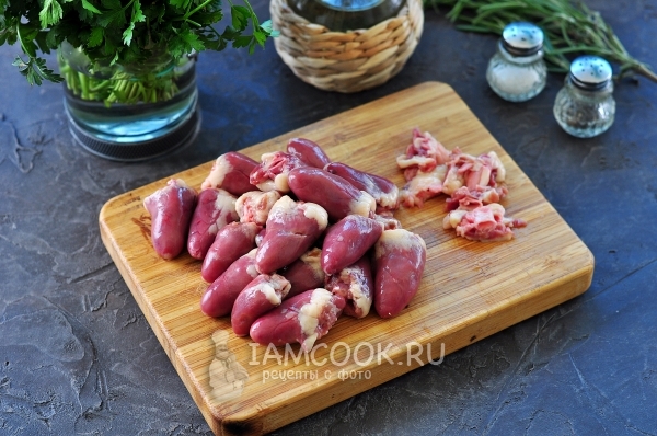 Срезать с сердечек лишнее