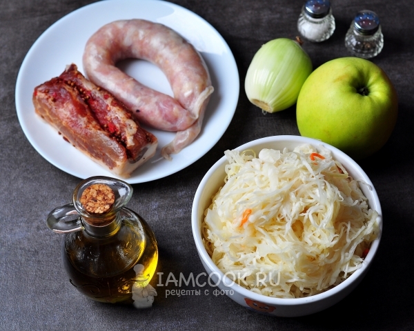 Ингредиенты для тушёной квашеной капусты по-немецки