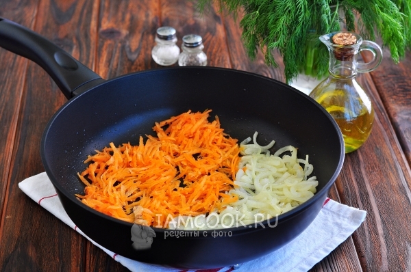 Положить к луку морковь