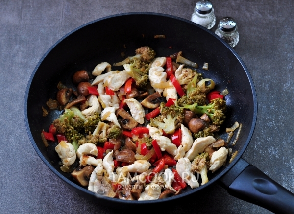 Добавить соль, перец и чеснок