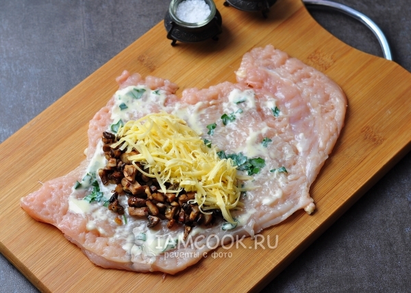 Положить тертый сыр