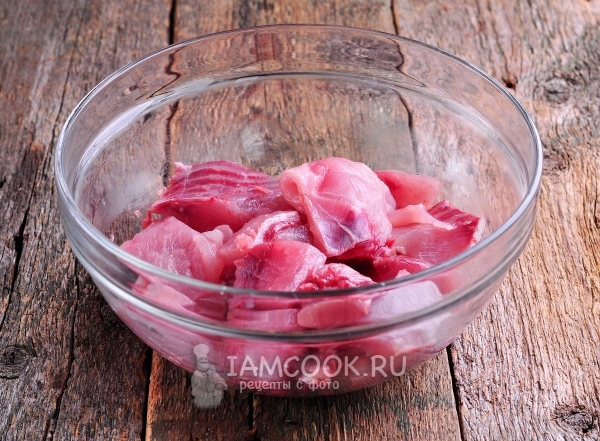 Порезать филе рыбы кусочками