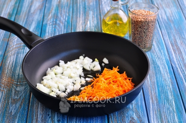 Обжарить лук с морковью