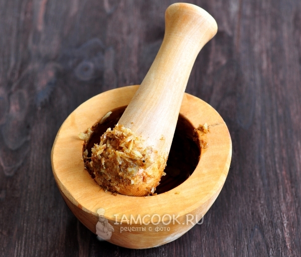 Растереть специи с маслом