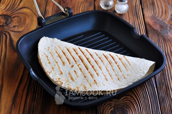 Обжариваем кесадилью