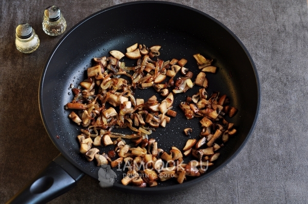 Обжарить лук с грибами