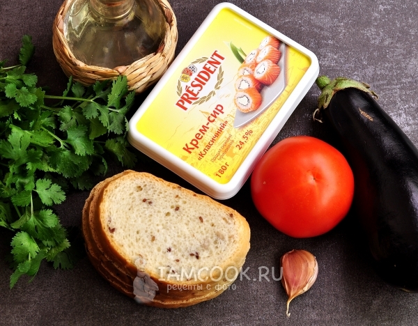 Ингредиенты для бутербродов с баклажанами, помидорами и чесноком