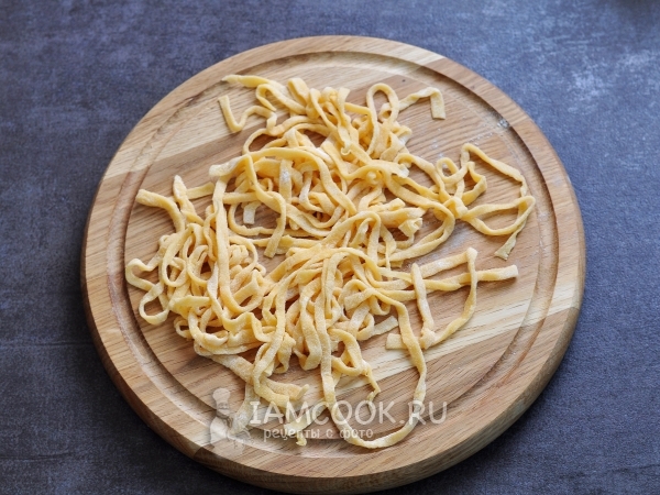 Нарезать тесто на полоски