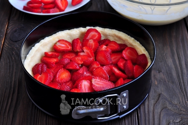 Положить на тесто клубнику