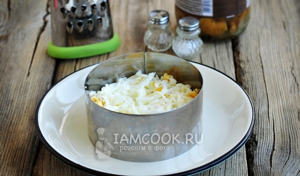 Положить слой яиц