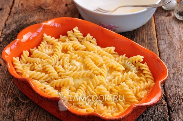 Положить макароны в яично-молочную смесь