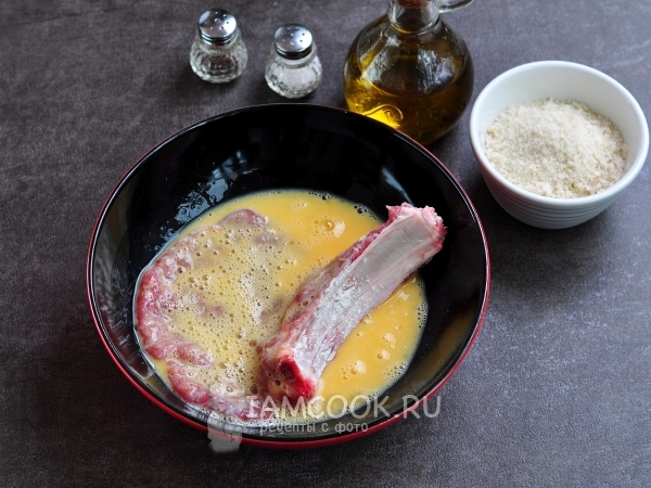 Обмакнуть мясо в яйце