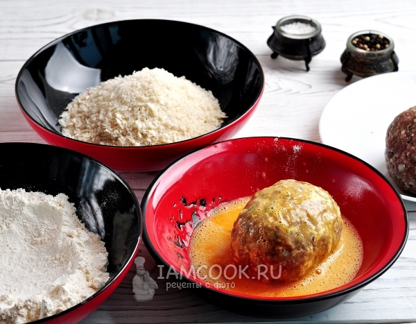 Окунуть котлету в яйцо