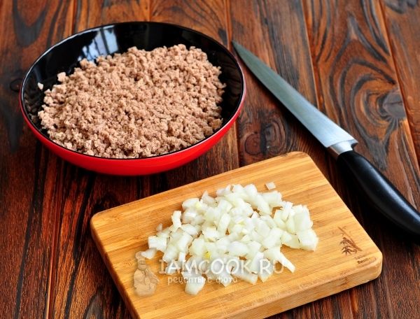 Порезать лук и измельчить мясо