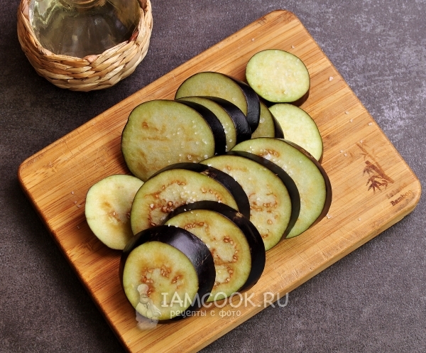 Порезать и посолить баклажаны