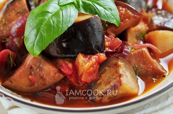 Готовые тушеные баклажаны с помидорами