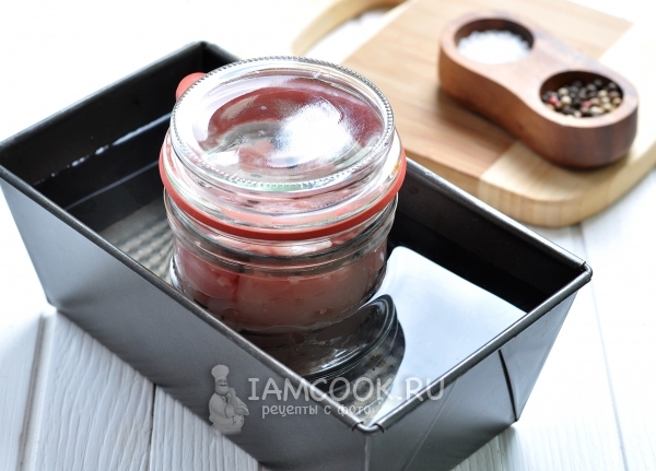 Поставить банку в форму с водой