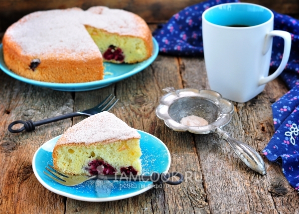 Фото шарлотки с вишней в духовке