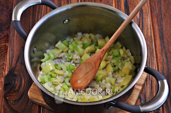 Обжарить лук с сельдереем и перцем