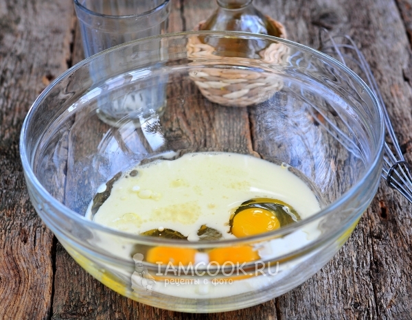 Соединить молоко, яйца и масло