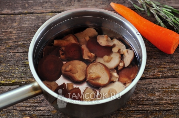 Положить грибы в воду