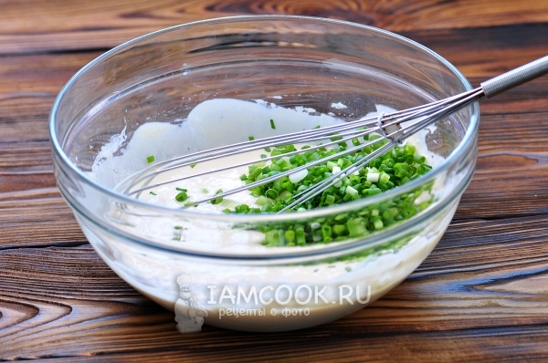 Положить зеленый лук