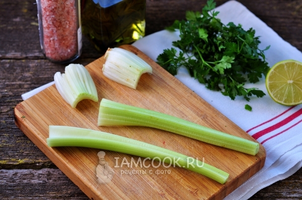 Отрезать грубую часть сельдерея