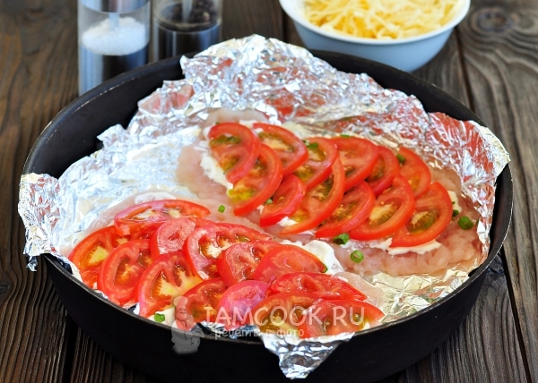 Положить ломтики помидоров