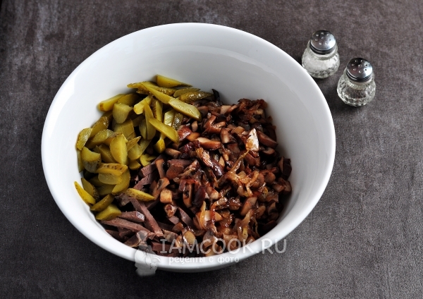 Добавить огурцы и грибы с луком