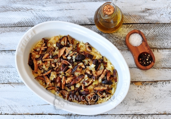 Положить на картофель грибы с луком