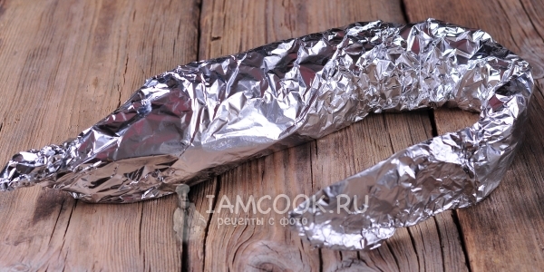 Завернуть рыбу в фольгу