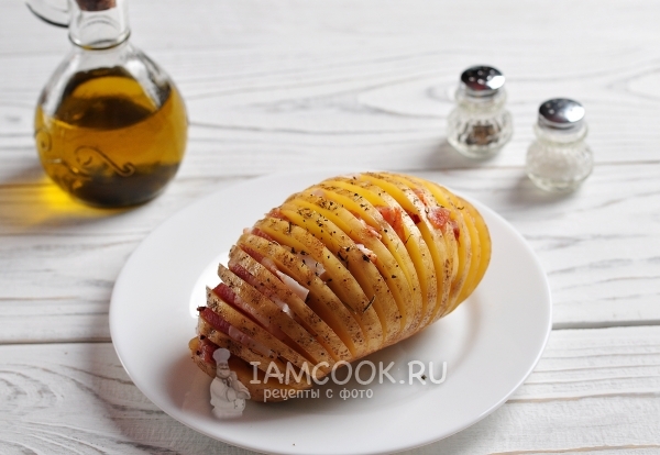 Выложить в картофель бекон
