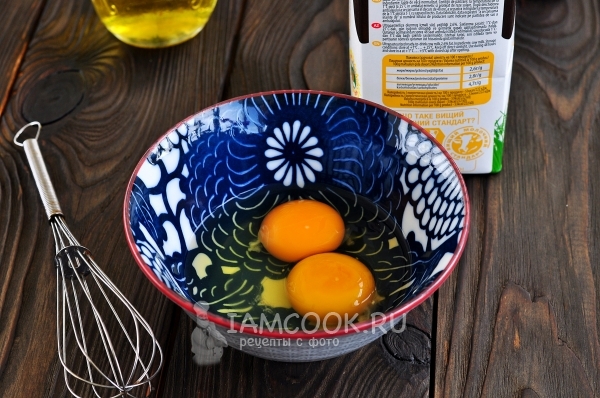 Вбить в миску яйца