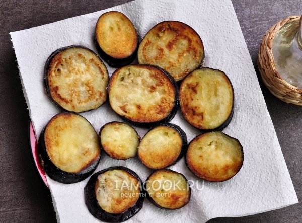 Положить на салфетку баклажаны