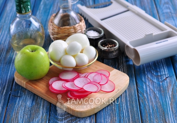 Почистить яйца и порезать редис