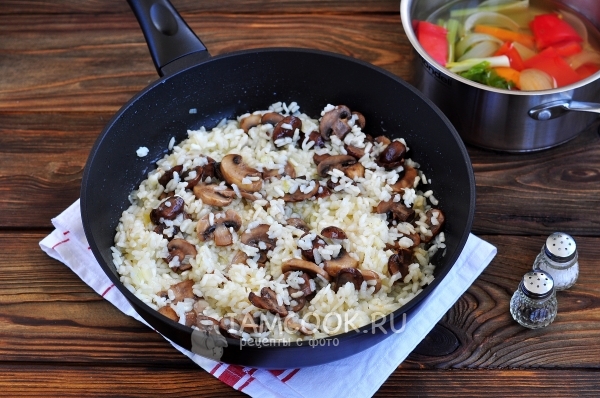 Размешать грибы с рисом