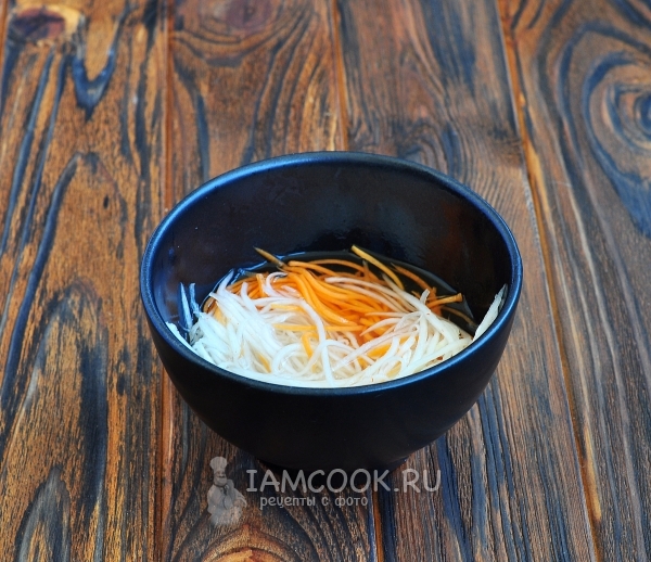 Положить овощи в маринад