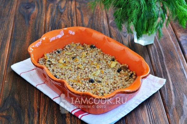 Выложить в форму гречку с грибами