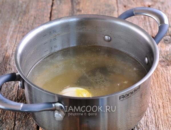 Положить в бульон лук и специи